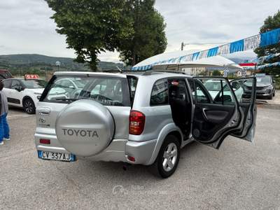 Toyota RAV4 RAV 4 RAV4 2.0 Tdi D-4D cat 5 porte Argento usata Assisi