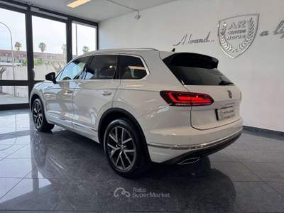 Volkswagen Touareg 3.0 V6 tdi Exclusive 231cv 4Motion Uniprop Stupend Bianco usata Giugliano in Campania