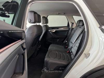 Volkswagen Touareg 3.0 V6 tdi Exclusive 231cv 4Motion Uniprop Stupend Bianco usata Giugliano in Campania