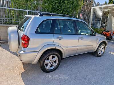Toyota RAV4 RAV 4 RAV4 2.0 Tdi D-4D cat 5 porte Argento usata Altamura