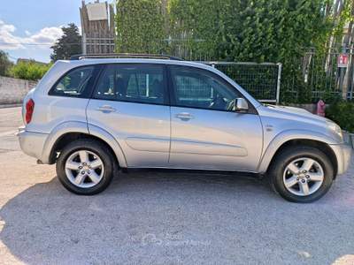 Toyota RAV4 RAV 4 RAV4 2.0 Tdi D-4D cat 5 porte Argento usata Altamura
