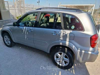 Toyota RAV4 RAV 4 RAV4 2.0 Tdi D-4D cat 5 porte Argento usata Altamura