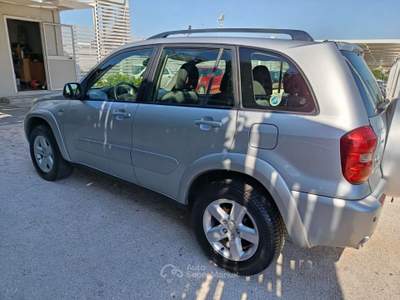 Toyota RAV4 RAV 4 RAV4 2.0 Tdi D-4D cat 5 porte Argento usata Altamura