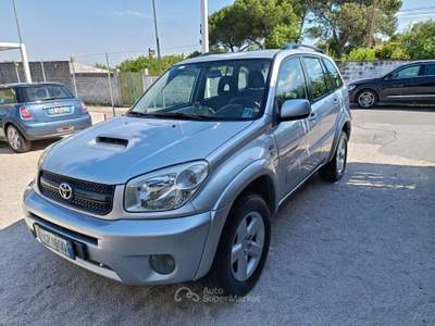 Toyota RAV4 RAV 4 RAV4 2.0 Tdi D-4D cat 5 porte Argento usata Altamura