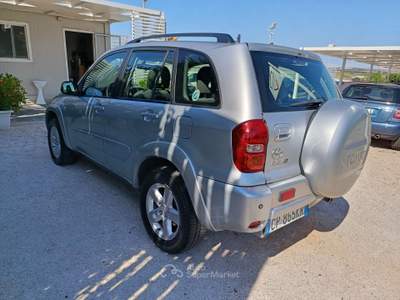 Toyota RAV4 RAV 4 RAV4 2.0 Tdi D-4D cat 5 porte Argento usata Altamura