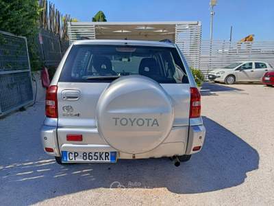 Toyota RAV4 RAV 4 RAV4 2.0 Tdi D-4D cat 5 porte Argento usata Altamura