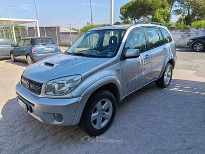 Toyota RAV4 RAV 4 RAV4 2.0 Tdi D-4D cat 5 porte Argento usata Altamura