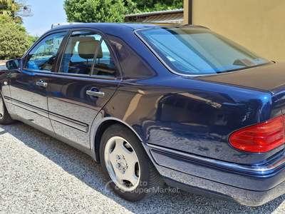Mercedes-Benz Classe E e 200 avantgarde serie 210 Blu/Azzurro usata Conselve