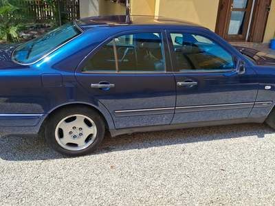 Mercedes-Benz Classe E e 200 avantgarde serie 210 Blu/Azzurro usata Conselve
