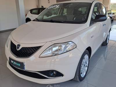 Lancia Ypsilon 1.2 B/GPL 69 CV 5 porte Gold Beige usata Parete