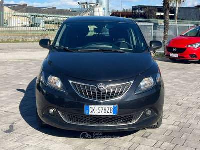 Lancia Ypsilon 5p. Neopatentati 1.0 hybrid Gold tg: GK578ZB Nero usata Basiliano