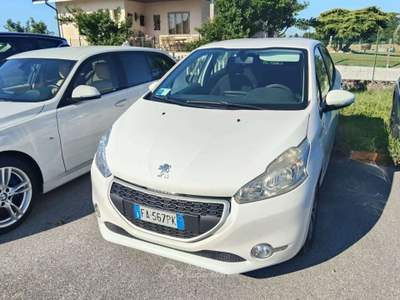 Peugeot 208 208 5p 1.4 hdi 8v Active 5 p targa FA567PK Bianco usata Basiliano