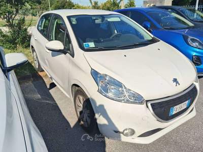 Peugeot 208 208 5p 1.4 hdi 8v Active 5 p targa FA567PK Bianco usata Basiliano