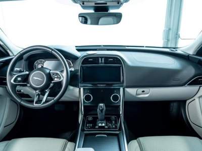 Jaguar XE 2.0 D 180 CV aut. S Grigio usata Padova