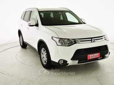 Mitsubishi Outlander 2.2 DI-D 4WD Instyle 5p. Bianco usata Crema