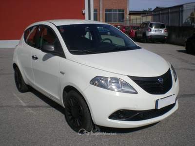 Lancia Ypsilon 1.0 FireFly 5 porte S&S Hybrid Silver Bianco usata Fossano