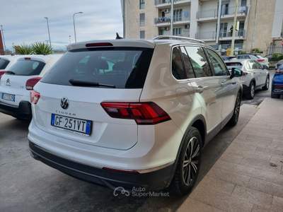 Volkswagen Tiguan SCR DSG Life Bianco usata Altamura