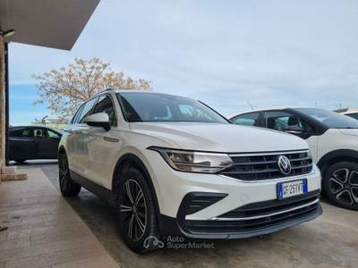 Volkswagen Tiguan SCR DSG Life Bianco usata Altamura