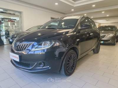 Lancia Ypsilon 1.0 70cv 5 porte Hybrid Silver Nero usata Mira