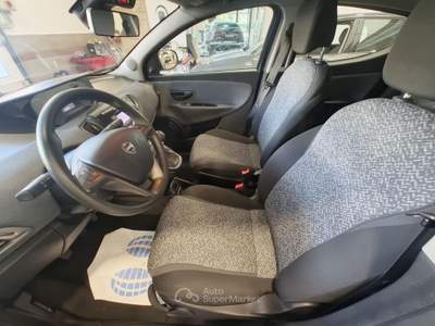 Lancia Ypsilon 1.0 70cv 5 porte Hybrid Silver Nero usata Mira