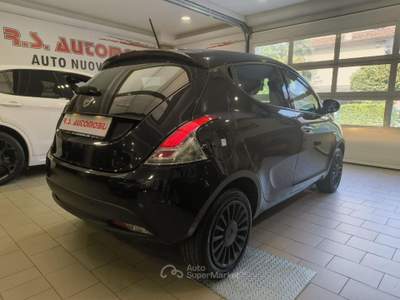 Lancia Ypsilon 1.0 70cv 5 porte Hybrid Silver Nero usata Mira
