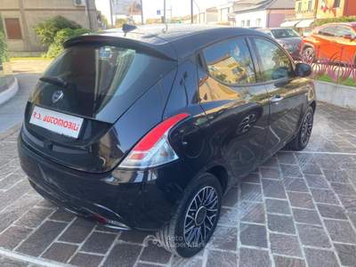 Lancia Ypsilon 1.0 FireFly 5 porte S&S Hybrid Platino Nero usata Mira