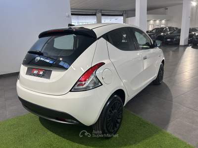 Lancia Ypsilon 1.0 FireFly 70cv Hybrid Silver Bianco usata Cesena