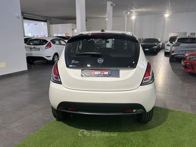 Lancia Ypsilon 1.0 FireFly 70cv Hybrid Silver Bianco usata Cesena
