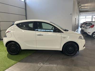 Lancia Ypsilon 1.0 FireFly 70cv Hybrid Silver Bianco usata Occhiobello