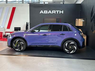 Abarth 600e 54kWh Scorpionissima Lilla usata Montagna in Valtellina
