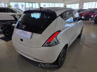 Lancia Ypsilon 1.0 FireFly 5 porte S&S Hybrid Platino Bianco usata Riva presso Chieri