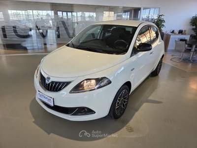 Lancia Ypsilon 1.0 FireFly 5 porte S&S Hybrid Platino Bianco usata Riva presso Chieri