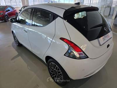 Lancia Ypsilon 1.0 FireFly 5 porte S&S Hybrid Platino Bianco usata Riva presso Chieri