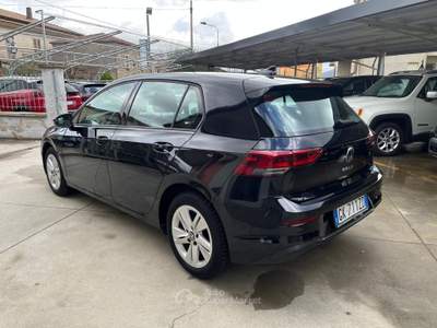 Volkswagen Golf Golf 1.0 eTsi 81 kw Evo Life dsg Nero usata Sassano