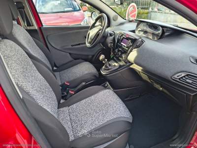 Lancia Ypsilon Ypsilon 1.2 69 CV 5p. GPL Silver Rosso usata Somma Vesuviana