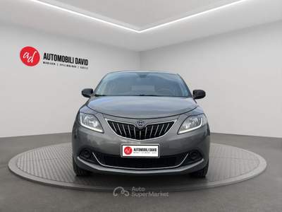 Lancia Ypsilon 1.0 FireFly 5 porte S&S Hybrid Ecochic Silver Grigio usata Maniago