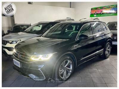 Volkswagen Tiguan R-Line 150cv dsg Fari "IQ. Light Led - Navi - Cerchi 19" Nero usata COSOLETO