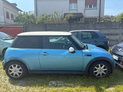 MINI One AUTO PER COMMERCIANTE NON RICONDIZIONATA Mini 1.4 tdi One D de luxe Blu/Azzurro usata Meda