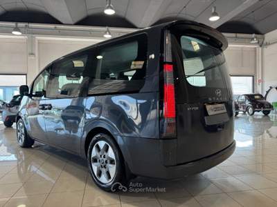 Hyundai Staria 2.2 AT 2WD 9 posti 177CV Wagon PRONTA IN SEDE Grigio usata Cortemaggiore
