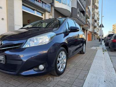 Toyota Yaris 5 porte Lounge Tetto panoramico Blu/Azzurro usata Andria