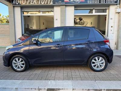 Toyota Yaris 5 porte Lounge Tetto panoramico Blu/Azzurro usata Andria