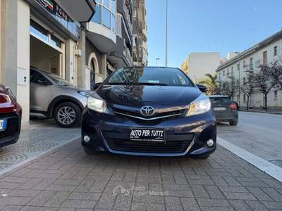 Toyota Yaris 5 porte Lounge Tetto panoramico Blu/Azzurro usata Andria