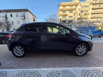 Toyota Yaris 5 porte Lounge Tetto panoramico Blu/Azzurro usata Andria