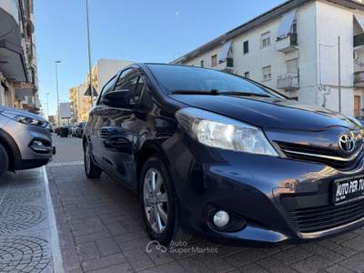 Toyota Yaris 5 porte Lounge Tetto panoramico Blu/Azzurro usata Andria