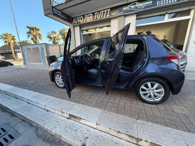 Toyota Yaris 5 porte Lounge Tetto panoramico Blu/Azzurro usata Andria