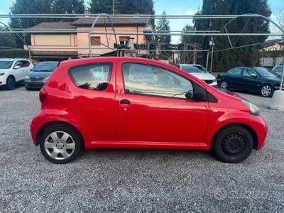 Toyota Aygo 3 porte neopatentati Rosso usata Bulgarograsso
