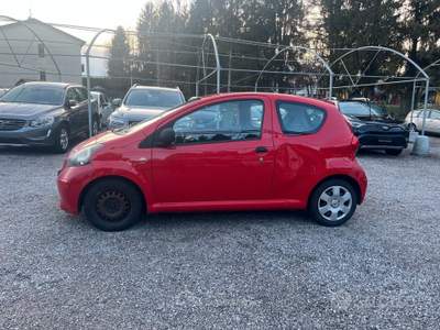 Toyota Aygo 3 porte neopatentati Rosso usata Bulgarograsso