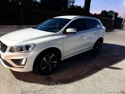 Volvo XC60 XC60 D5 AWD Geartronic R-design Momentum Bianco usata San Michele Salentino