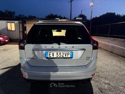 Volvo XC60 XC60 D5 AWD Geartronic R-design Momentum Bianco usata San Michele Salentino