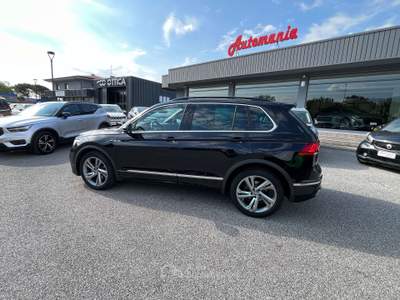 Volkswagen Tiguan Tiguan  2.0 tdi R-Line 150cv dsg Nero usata Buja